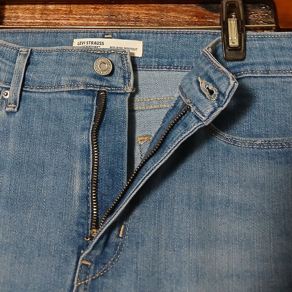 Levis Signature Gold Jeans Size 8 Mid Rise Boot Cut Light Blue Denim Stretch - Picture 6 of 10